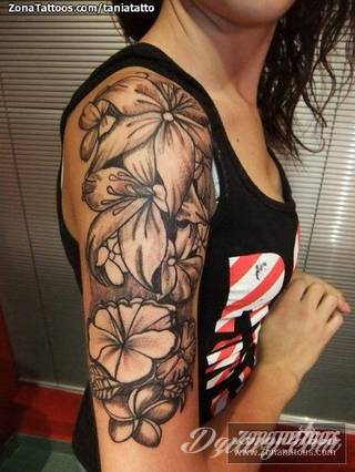 Niesamowite w swojej formie tatuaże-rękawy zajmują cała powierzchnię ramiona i przedramiona. Tworzą jednolitą zdobiącą ciało całość. Taki graficzny rękaw na skórze to tatuaż szczególnie ciekawy w przypadku aktywnych, silnych mężczyzn. 