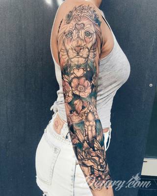 Niesamowite w swojej formie tatuaże-rękawy zajmują cała powierzchnię ramiona i przedramiona. Tworzą jednolitą zdobiącą ciało całość. Taki graficzny rękaw na skórze to tatuaż szczególnie ciekawy w przypadku aktywnych, silnych mężczyzn. 