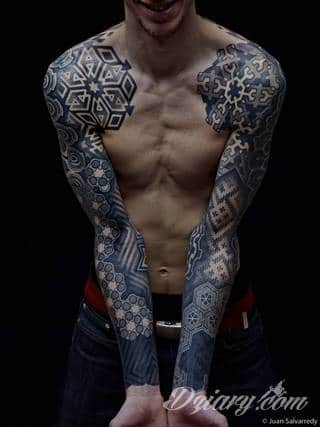 Niesamowite w swojej formie tatuaże-rękawy zajmują cała powierzchnię ramiona i przedramiona. Tworzą jednolitą zdobiącą ciało całość. Taki graficzny rękaw na skórze to tatuaż szczególnie ciekawy w przypadku aktywnych, silnych mężczyzn. 