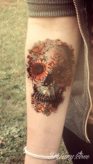 Niesamowite w swojej formie tatuaże-rękawy zajmują cała powierzchnię ramiona i przedramiona. Tworzą jednolitą zdobiącą ciało całość. Taki graficzny rękaw na skórze to tatuaż szczególnie ciekawy w przypadku aktywnych, silnych mężczyzn. 