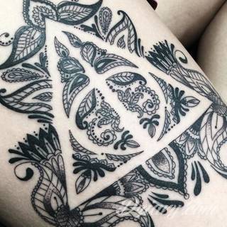 Niesamowite w swojej formie tatuaże-rękawy zajmują cała powierzchnię ramiona i przedramiona. Tworzą jednolitą zdobiącą ciało całość. Taki graficzny rękaw na skórze to tatuaż szczególnie ciekawy w przypadku aktywnych, silnych mężczyzn. 