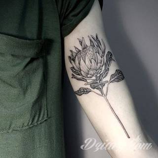 Niesamowite w swojej formie tatuaże-rękawy zajmują cała powierzchnię ramiona i przedramiona. Tworzą jednolitą zdobiącą ciało całość. Taki graficzny rękaw na skórze to tatuaż szczególnie ciekawy w przypadku aktywnych, silnych mężczyzn. 