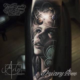 Niesamowite w swojej formie tatuaże-rękawy zajmują cała powierzchnię ramiona i przedramiona. Tworzą jednolitą zdobiącą ciało całość. Taki graficzny rękaw na skórze to tatuaż szczególnie ciekawy w przypadku aktywnych, silnych mężczyzn. 