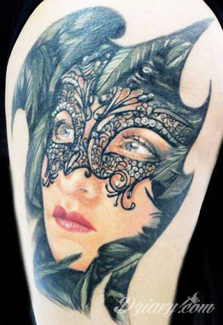 Niesamowite w swojej formie tatuaże-rękawy zajmują cała powierzchnię ramiona i przedramiona. Tworzą jednolitą zdobiącą ciało całość. Taki graficzny rękaw na skórze to tatuaż szczególnie ciekawy w przypadku aktywnych, silnych mężczyzn. 