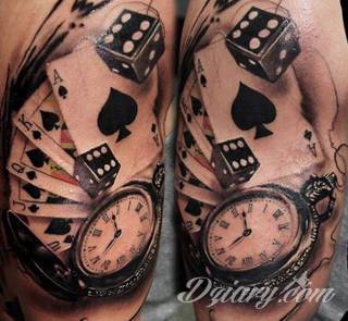 Niesamowite w swojej formie tatuaże-rękawy zajmują cała powierzchnię ramiona i przedramiona. Tworzą jednolitą zdobiącą ciało całość. Taki graficzny rękaw na skórze to tatuaż szczególnie ciekawy w przypadku aktywnych, silnych mężczyzn. 