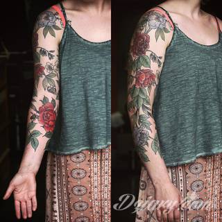 Niesamowite w swojej formie tatuaże-rękawy zajmują cała powierzchnię ramiona i przedramiona. Tworzą jednolitą zdobiącą ciało całość. Taki graficzny rękaw na skórze to tatuaż szczególnie ciekawy w przypadku aktywnych, silnych mężczyzn. 