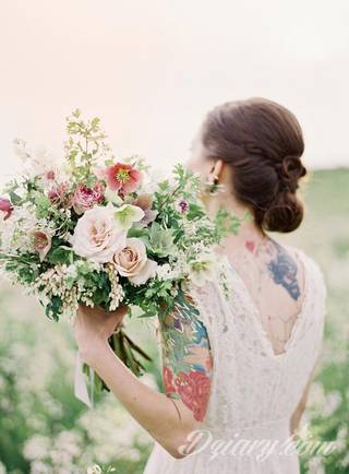 Niesamowite w swojej formie tatuaże-rękawy zajmują cała powierzchnię ramiona i przedramiona. Tworzą jednolitą zdobiącą ciało całość. Taki graficzny rękaw na skórze to tatuaż szczególnie ciekawy w przypadku aktywnych, silnych mężczyzn. 