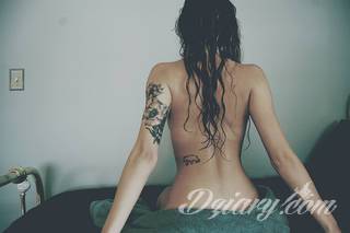 Niesamowite w swojej formie tatuaże-rękawy zajmują cała powierzchnię ramiona i przedramiona. Tworzą jednolitą zdobiącą ciało całość. Taki graficzny rękaw na skórze to tatuaż szczególnie ciekawy w przypadku aktywnych, silnych mężczyzn. 