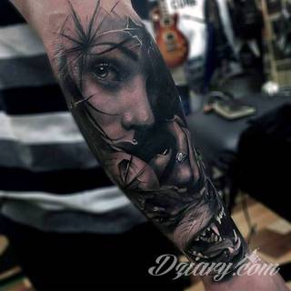 Niesamowite w swojej formie tatuaże-rękawy zajmują cała powierzchnię ramiona i przedramiona. Tworzą jednolitą zdobiącą ciało całość. Taki graficzny rękaw na skórze to tatuaż szczególnie ciekawy w przypadku aktywnych, silnych mężczyzn. 