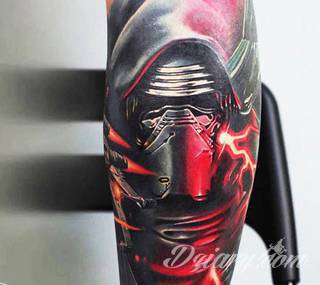 Niesamowite w swojej formie tatuaże-rękawy zajmują cała powierzchnię ramiona i przedramiona. Tworzą jednolitą zdobiącą ciało całość. Taki graficzny rękaw na skórze to tatuaż szczególnie ciekawy w przypadku aktywnych, silnych mężczyzn. 