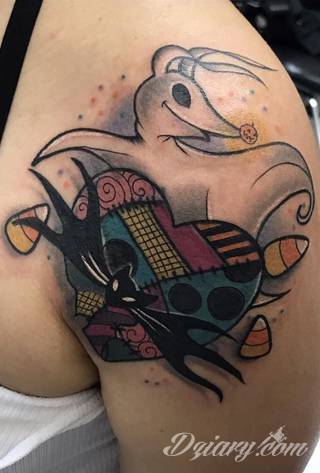 Niesamowite w swojej formie tatuaże-rękawy zajmują cała powierzchnię ramiona i przedramiona. Tworzą jednolitą zdobiącą ciało całość. Taki graficzny rękaw na skórze to tatuaż szczególnie ciekawy w przypadku aktywnych, silnych mężczyzn. 