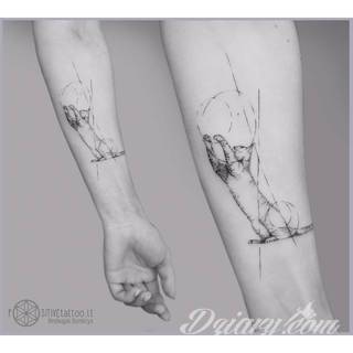 Niesamowite w swojej formie tatuaże-rękawy zajmują cała powierzchnię ramiona i przedramiona. Tworzą jednolitą zdobiącą ciało całość. Taki graficzny rękaw na skórze to tatuaż szczególnie ciekawy w przypadku aktywnych, silnych mężczyzn. 