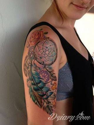 Niesamowite w swojej formie tatuaże-rękawy zajmują cała powierzchnię ramiona i przedramiona. Tworzą jednolitą zdobiącą ciało całość. Taki graficzny rękaw na skórze to tatuaż szczególnie ciekawy w przypadku aktywnych, silnych mężczyzn. 