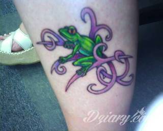 Niesamowite w swojej formie tatuaże-rękawy zajmują cała powierzchnię ramiona i przedramiona. Tworzą jednolitą zdobiącą ciało całość. Taki graficzny rękaw na skórze to tatuaż szczególnie ciekawy w przypadku aktywnych, silnych mężczyzn. 