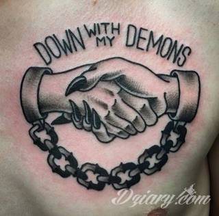 Niesamowite w swojej formie tatuaże-rękawy zajmują cała powierzchnię ramiona i przedramiona. Tworzą jednolitą zdobiącą ciało całość. Taki graficzny rękaw na skórze to tatuaż szczególnie ciekawy w przypadku aktywnych, silnych mężczyzn. 