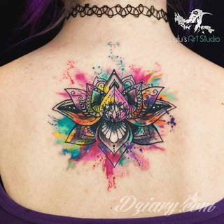 Niesamowite w swojej formie tatuaże-rękawy zajmują cała powierzchnię ramiona i przedramiona. Tworzą jednolitą zdobiącą ciało całość. Taki graficzny rękaw na skórze to tatuaż szczególnie ciekawy w przypadku aktywnych, silnych mężczyzn. 