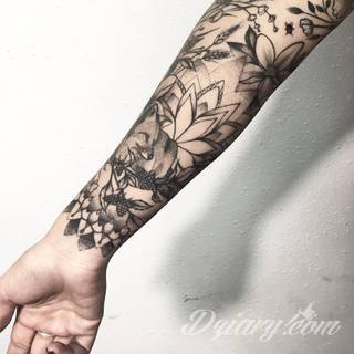 Niesamowite w swojej formie tatuaże-rękawy zajmują cała powierzchnię ramiona i przedramiona. Tworzą jednolitą zdobiącą ciało całość. Taki graficzny rękaw na skórze to tatuaż szczególnie ciekawy w przypadku aktywnych, silnych mężczyzn. 