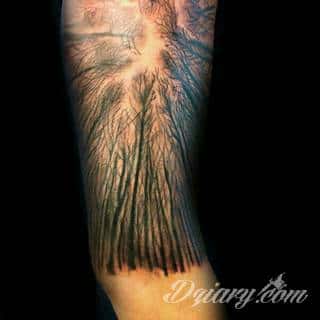 Niesamowite w swojej formie tatuaże-rękawy zajmują cała powierzchnię ramiona i przedramiona. Tworzą jednolitą zdobiącą ciało całość. Taki graficzny rękaw na skórze to tatuaż szczególnie ciekawy w przypadku aktywnych, silnych mężczyzn. 