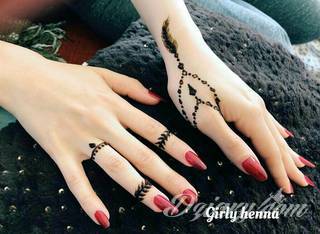 Niesamowite w swojej formie tatuaże-rękawy zajmują cała powierzchnię ramiona i przedramiona. Tworzą jednolitą zdobiącą ciało całość. Taki graficzny rękaw na skórze to tatuaż szczególnie ciekawy w przypadku aktywnych, silnych mężczyzn. 