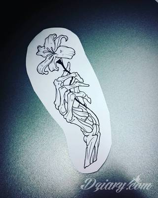 Niesamowite w swojej formie tatuaże-rękawy zajmują cała powierzchnię ramiona i przedramiona. Tworzą jednolitą zdobiącą ciało całość. Taki graficzny rękaw na skórze to tatuaż szczególnie ciekawy w przypadku aktywnych, silnych mężczyzn. 