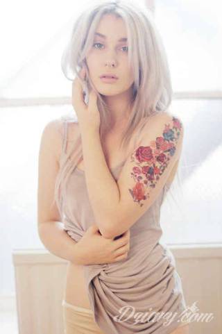 Niesamowite w swojej formie tatuaże-rękawy zajmują cała powierzchnię ramiona i przedramiona. Tworzą jednolitą zdobiącą ciało całość. Taki graficzny rękaw na skórze to tatuaż szczególnie ciekawy w przypadku aktywnych, silnych mężczyzn. 