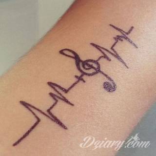 Niesamowite w swojej formie tatuaże-rękawy zajmują cała powierzchnię ramiona i przedramiona. Tworzą jednolitą zdobiącą ciało całość. Taki graficzny rękaw na skórze to tatuaż szczególnie ciekawy w przypadku aktywnych, silnych mężczyzn. 