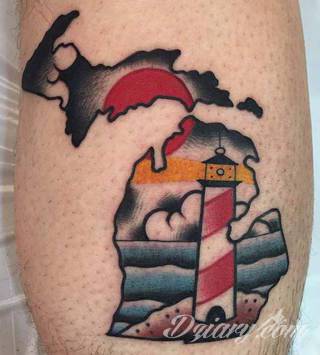 Niesamowite w swojej formie tatuaże-rękawy zajmują cała powierzchnię ramiona i przedramiona. Tworzą jednolitą zdobiącą ciało całość. Taki graficzny rękaw na skórze to tatuaż szczególnie ciekawy w przypadku aktywnych, silnych mężczyzn. 