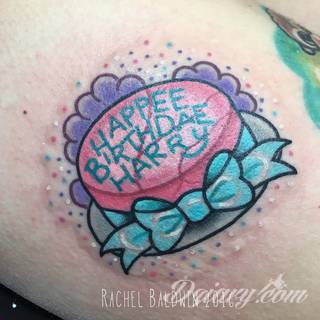 Niesamowite w swojej formie tatuaże-rękawy zajmują cała powierzchnię ramiona i przedramiona. Tworzą jednolitą zdobiącą ciało całość. Taki graficzny rękaw na skórze to tatuaż szczególnie ciekawy w przypadku aktywnych, silnych mężczyzn. 