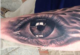 Niesamowite w swojej formie tatuaże-rękawy zajmują cała powierzchnię ramiona i przedramiona. Tworzą jednolitą zdobiącą ciało całość. Taki graficzny rękaw na skórze to tatuaż szczególnie ciekawy w przypadku aktywnych, silnych mężczyzn. 