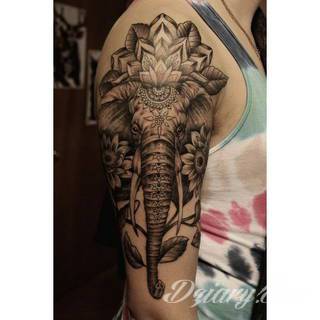 Niesamowite w swojej formie tatuaże-rękawy zajmują cała powierzchnię ramiona i przedramiona. Tworzą jednolitą zdobiącą ciało całość. Taki graficzny rękaw na skórze to tatuaż szczególnie ciekawy w przypadku aktywnych, silnych mężczyzn. 