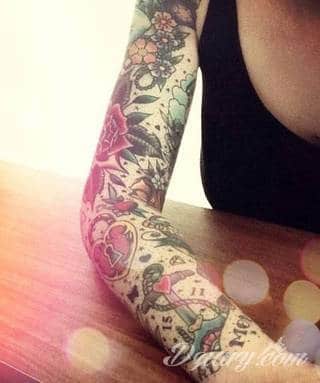 Niesamowite w swojej formie tatuaże-rękawy zajmują cała powierzchnię ramiona i przedramiona. Tworzą jednolitą zdobiącą ciało całość. Taki graficzny rękaw na skórze to tatuaż szczególnie ciekawy w przypadku aktywnych, silnych mężczyzn. 