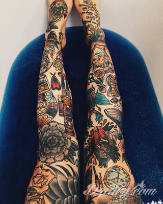 Niesamowite w swojej formie tatuaże-rękawy zajmują cała powierzchnię ramiona i przedramiona. Tworzą jednolitą zdobiącą ciało całość. Taki graficzny rękaw na skórze to tatuaż szczególnie ciekawy w przypadku aktywnych, silnych mężczyzn. 