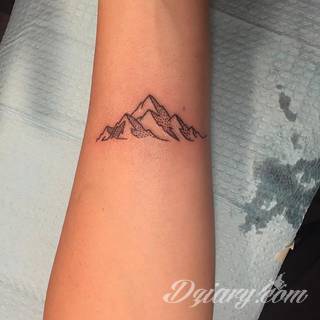 Niesamowite w swojej formie tatuaże-rękawy zajmują cała powierzchnię ramiona i przedramiona. Tworzą jednolitą zdobiącą ciało całość. Taki graficzny rękaw na skórze to tatuaż szczególnie ciekawy w przypadku aktywnych, silnych mężczyzn. 