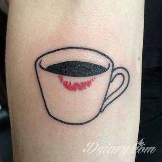 Niesamowite w swojej formie tatuaże-rękawy zajmują cała powierzchnię ramiona i przedramiona. Tworzą jednolitą zdobiącą ciało całość. Taki graficzny rękaw na skórze to tatuaż szczególnie ciekawy w przypadku aktywnych, silnych mężczyzn. 