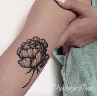 Niesamowite w swojej formie tatuaże-rękawy zajmują cała powierzchnię ramiona i przedramiona. Tworzą jednolitą zdobiącą ciało całość. Taki graficzny rękaw na skórze to tatuaż szczególnie ciekawy w przypadku aktywnych, silnych mężczyzn. 