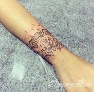 Niesamowite w swojej formie tatuaże-rękawy zajmują cała powierzchnię ramiona i przedramiona. Tworzą jednolitą zdobiącą ciało całość. Taki graficzny rękaw na skórze to tatuaż szczególnie ciekawy w przypadku aktywnych, silnych mężczyzn. 