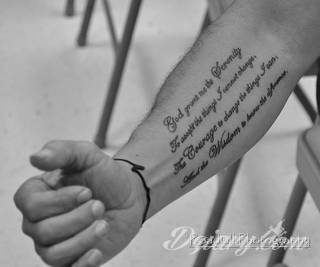 Niesamowite w swojej formie tatuaże-rękawy zajmują cała powierzchnię ramiona i przedramiona. Tworzą jednolitą zdobiącą ciało całość. Taki graficzny rękaw na skórze to tatuaż szczególnie ciekawy w przypadku aktywnych, silnych mężczyzn. 