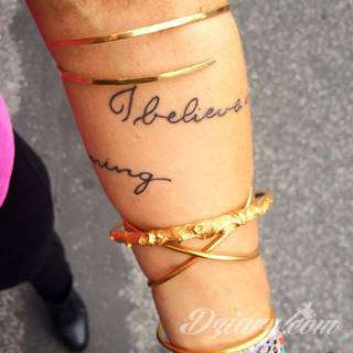 Niesamowite w swojej formie tatuaże-rękawy zajmują cała powierzchnię ramiona i przedramiona. Tworzą jednolitą zdobiącą ciało całość. Taki graficzny rękaw na skórze to tatuaż szczególnie ciekawy w przypadku aktywnych, silnych mężczyzn. 