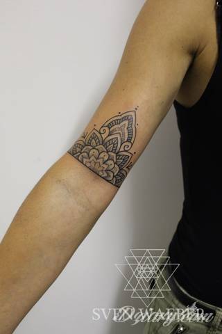 Niesamowite w swojej formie tatuaże-rękawy zajmują cała powierzchnię ramiona i przedramiona. Tworzą jednolitą zdobiącą ciało całość. Taki graficzny rękaw na skórze to tatuaż szczególnie ciekawy w przypadku aktywnych, silnych mężczyzn. 