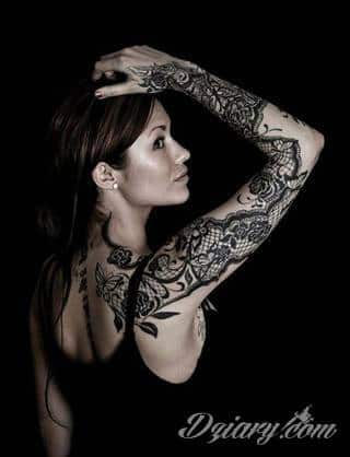 Niesamowite w swojej formie tatuaże-rękawy zajmują cała powierzchnię ramiona i przedramiona. Tworzą jednolitą zdobiącą ciało całość. Taki graficzny rękaw na skórze to tatuaż szczególnie ciekawy w przypadku aktywnych, silnych mężczyzn. 