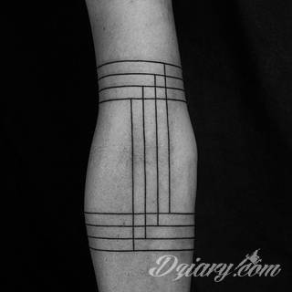 Niesamowite w swojej formie tatuaże-rękawy zajmują cała powierzchnię ramiona i przedramiona. Tworzą jednolitą zdobiącą ciało całość. Taki graficzny rękaw na skórze to tatuaż szczególnie ciekawy w przypadku aktywnych, silnych mężczyzn. 