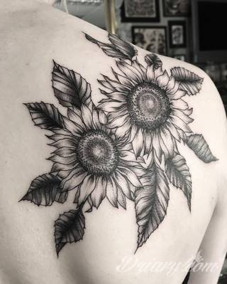 Niesamowite w swojej formie tatuaże-rękawy zajmują cała powierzchnię ramiona i przedramiona. Tworzą jednolitą zdobiącą ciało całość. Taki graficzny rękaw na skórze to tatuaż szczególnie ciekawy w przypadku aktywnych, silnych mężczyzn. 