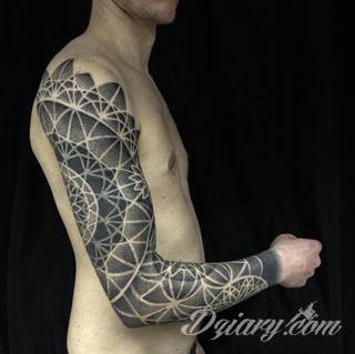 Niesamowite w swojej formie tatuaże-rękawy zajmują cała powierzchnię ramiona i przedramiona. Tworzą jednolitą zdobiącą ciało całość. Taki graficzny rękaw na skórze to tatuaż szczególnie ciekawy w przypadku aktywnych, silnych mężczyzn. 