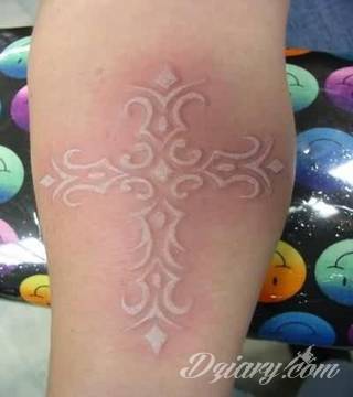 Niesamowite w swojej formie tatuaże-rękawy zajmują cała powierzchnię ramiona i przedramiona. Tworzą jednolitą zdobiącą ciało całość. Taki graficzny rękaw na skórze to tatuaż szczególnie ciekawy w przypadku aktywnych, silnych mężczyzn. 