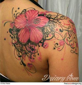 Niesamowite w swojej formie tatuaże-rękawy zajmują cała powierzchnię ramiona i przedramiona. Tworzą jednolitą zdobiącą ciało całość. Taki graficzny rękaw na skórze to tatuaż szczególnie ciekawy w przypadku aktywnych, silnych mężczyzn. 