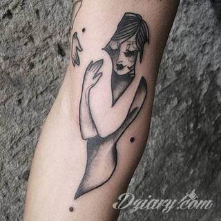 Niesamowite w swojej formie tatuaże-rękawy zajmują cała powierzchnię ramiona i przedramiona. Tworzą jednolitą zdobiącą ciało całość. Taki graficzny rękaw na skórze to tatuaż szczególnie ciekawy w przypadku aktywnych, silnych mężczyzn. 