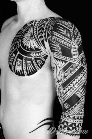 Niesamowite w swojej formie tatuaże-rękawy zajmują cała powierzchnię ramiona i przedramiona. Tworzą jednolitą zdobiącą ciało całość. Taki graficzny rękaw na skórze to tatuaż szczególnie ciekawy w przypadku aktywnych, silnych mężczyzn. 