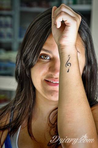 Niesamowite w swojej formie tatuaże-rękawy zajmują cała powierzchnię ramiona i przedramiona. Tworzą jednolitą zdobiącą ciało całość. Taki graficzny rękaw na skórze to tatuaż szczególnie ciekawy w przypadku aktywnych, silnych mężczyzn. 