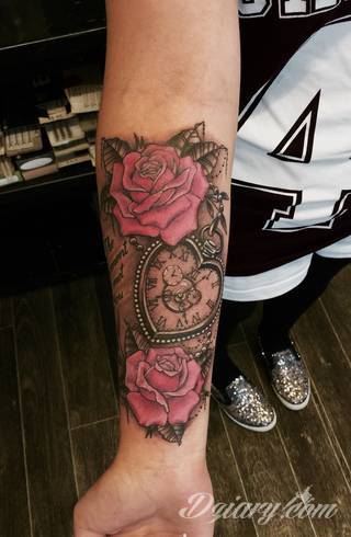 Niesamowite w swojej formie tatuaże-rękawy zajmują cała powierzchnię ramiona i przedramiona. Tworzą jednolitą zdobiącą ciało całość. Taki graficzny rękaw na skórze to tatuaż szczególnie ciekawy w przypadku aktywnych, silnych mężczyzn. 