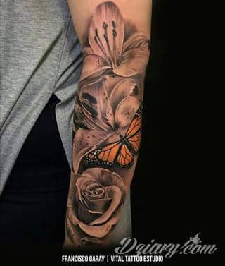 Niesamowite w swojej formie tatuaże-rękawy zajmują cała powierzchnię ramiona i przedramiona. Tworzą jednolitą zdobiącą ciało całość. Taki graficzny rękaw na skórze to tatuaż szczególnie ciekawy w przypadku aktywnych, silnych mężczyzn. 